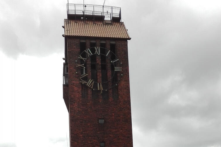 Wieża zegarowa schroniska im. Pawła Beneke na Biskupiej Górce