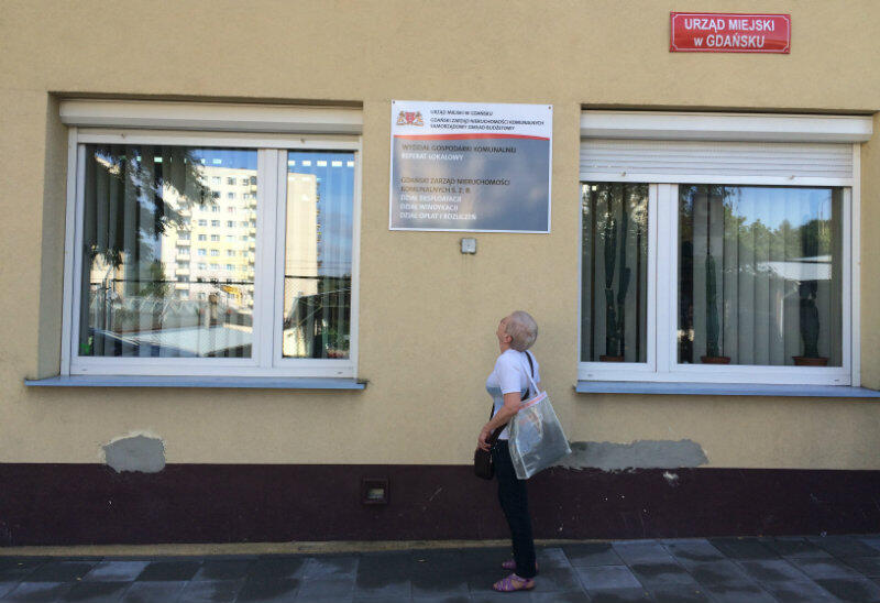 Pani Barbara osiem lat czekała na mieszkanie socjalne. Zdjęcie zrobione pod siedzibą Gdańskiego Zarządu Nieruchomości Komunalnych