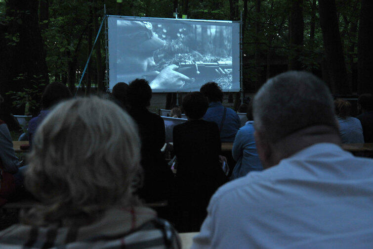 Nocna projekcja filmu Westerplatte w reżyserii Stanisława Różewicza, który zainaugurował tego lata serię pokazów kinowych na terenie Westerplatte.