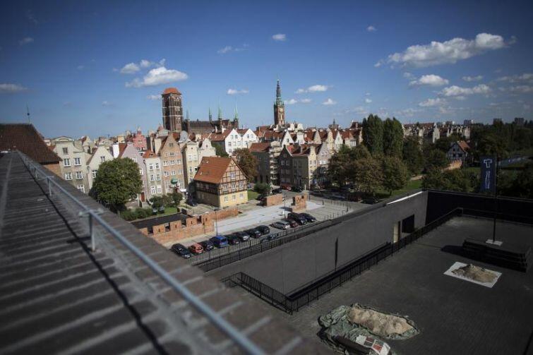 Widok z dachu Gdańskiego Teatru Szekspirowskiego także zapiera dech w piersiach.