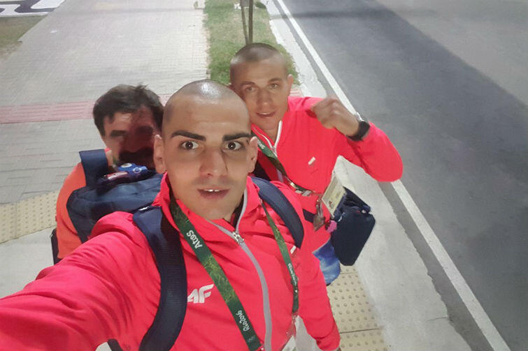 Tomasz Jabłoński (z tyło po prawej) w Rio de Janeiro razem z Igorem Jakubowskim i trenerem Zbigniewem Raubo