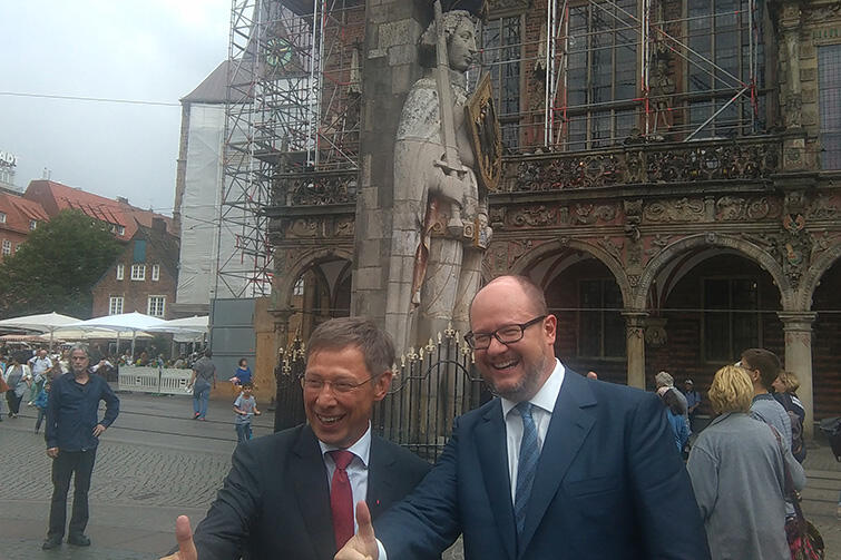 Na rynku w Bremie. Od lewej burmistrz Bremy dr Carsten Sieling i prezydent Adamowicz. W tle średniowieczny posąg Rolanda: symbol niezależności Bremy.