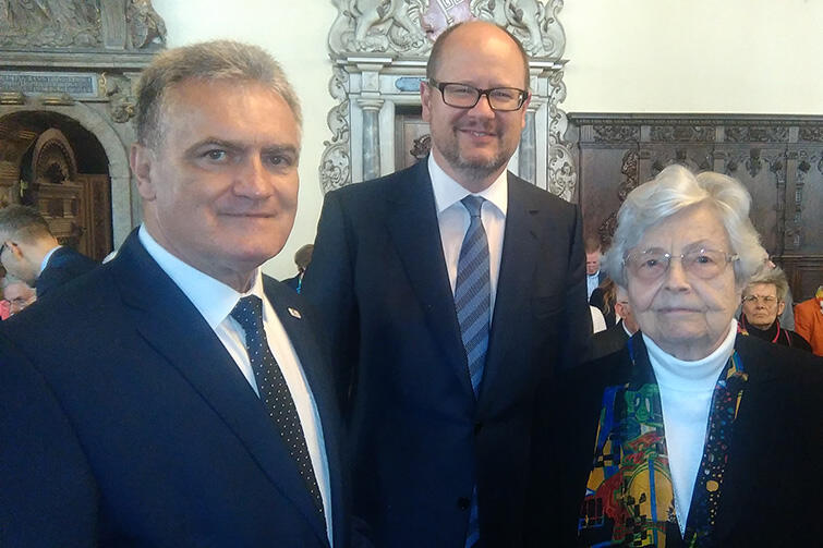 W sali głównej bremeńskiego ratusza. Od lewej: Bogdan Oleszek, przewodniczący Rady Miasta Gdańska, Paweł Adamowicz oraz Christine Koschnick, wdowa po bremeńskim polityku Hansie Koschnicku. 