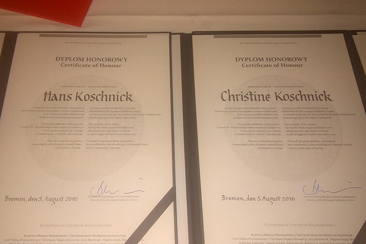 Dyplomy honorowe Medalu Wdzięczności Europejskiego Centrum Solidarności dla Hansa Koschnicka (pośmiertny) i Christine Koschnick.