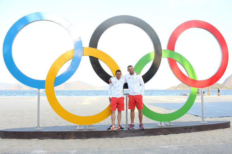 Łukasz Przybytek i Paweł Kołodziński, żeglarze AZS AWFiS Gdańsk, w Rio de Janeiro na tle kółek olimpijskich