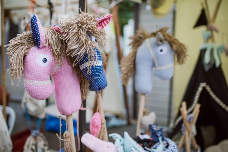 Bawełniane końskie głowy na kiju są przeurocze. Sprawdzą się jako zabawka bądź ozdoba w pokoju dziecięcym.