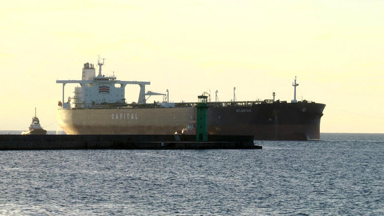 Tankowiec Atlantas wchodzi do gdańskiego portu (ranek, 15 sierpnia 2016 r).