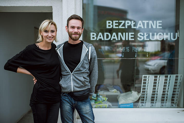 Marta Lisowska i Łukasz Kowalczyk przed swoim gabinetem. To dla nich historia z happy endem.