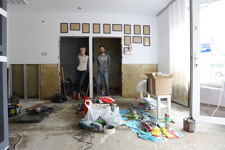 Lisowska i Kowalczyk w zniszczonym gabinecie. 22 lipca - początkowy etap remontu.