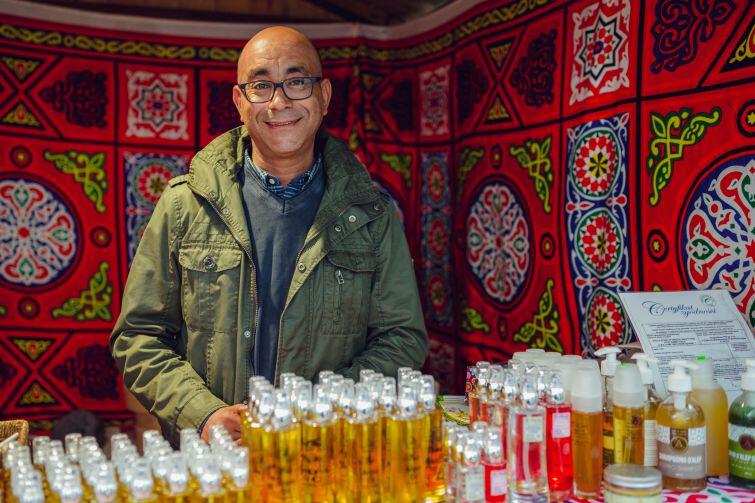 Ehab Atalla na Jarmarku św. Dominika sprzedaje płynne złoto Maroka - czyli olej arganowy, i inne kosmetyki naturalne, także z Egiptu.