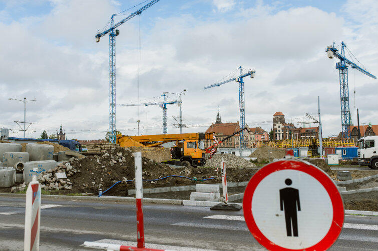 Prace budowlane kompleksu handlowo-konferencyjnego Forum Gdańsk są już zaawansowane. Z konieczności zmienia się też otoczenie tego miejsca, w tym układ drogowy.