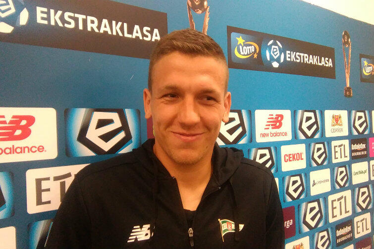 Rafał Janicki. Uśmiechnięty, mimo tego, że Lechia gra trzy mecze w osiem dni. No i pojawił mu się nowy konkurent na obronie. 