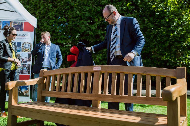 Pierwszym mecenasem Parku Oliwskiego i szczęśliwym posiadaczem wyjątkowej ławki z dedykacją został prezydent Gdańska Paweł Adamowicz, który...