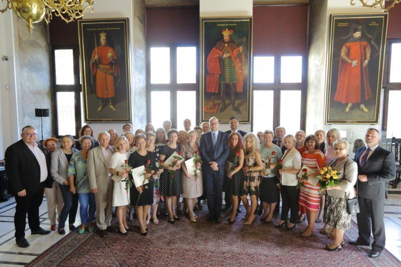 Zdjęcie wspólne dyrektorów nowej kadencji, z prezydentem Gdańska Pawłem Adamowiczem (pośrodku). Wielka Sala Wety Ratusza Głównego Miasta, czwartek 25 sierpnia 2016 r.