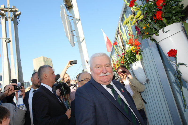 Prezydent Lech Wałęsa pod bramą Stoczni Gdańskiej 31 sierpnia 2016 r.