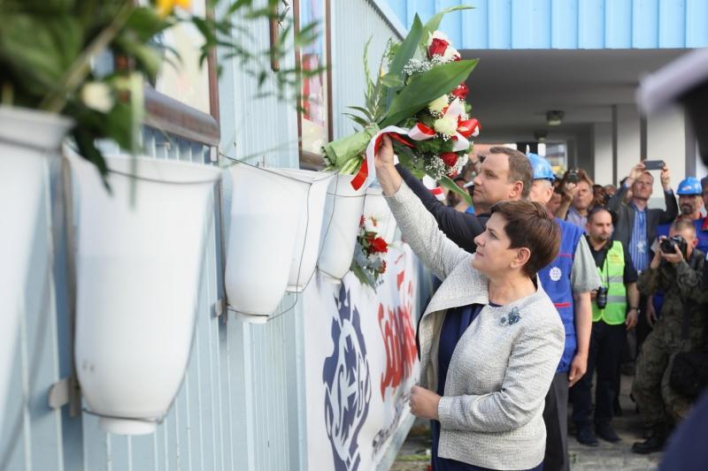 Premier Beata Szydło i Prezydent RP Andrzej Duda składają kwiaty pod bramą nr 2 Stoczni Gdańskiej