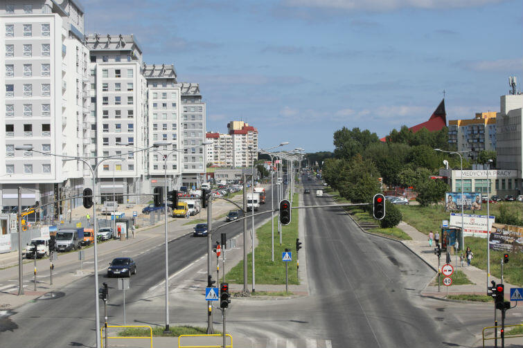 Środa, 31 sierpnia 2016. Al. Jana Pawła II z nowym asfaltem, ale jeszcze bez pasów i wyznaczonej drogi rowerowej 