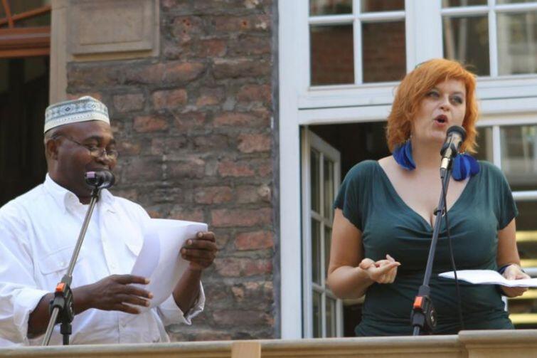 Larry Okey Ugwu i Barbara Piórkowska odczytali fragmenty dzieł Aleksandra Fredry podczas Narodowego Czytania w 2013 roku.
