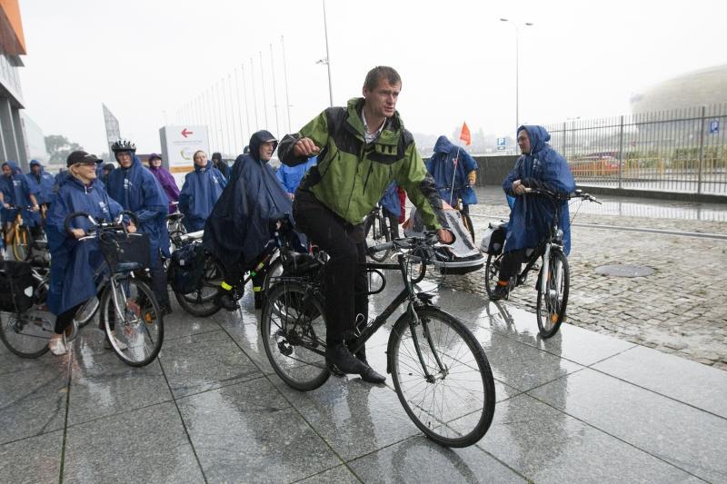 Jak widać Remigiusz Kitliński także nie boi się deszczu - tu podczas przejazdu rowerowego ulicami Gdańska podczas Kongresu Mobilności Aktywnej w 2013 r. 