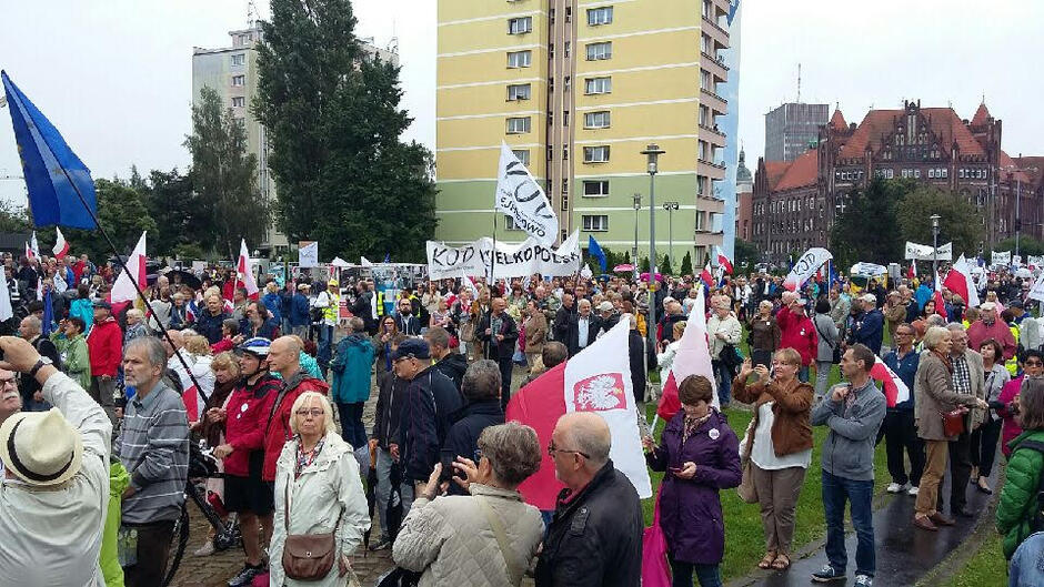 Demonstracja KOD-u miała swój finał na Placu Solidarności.