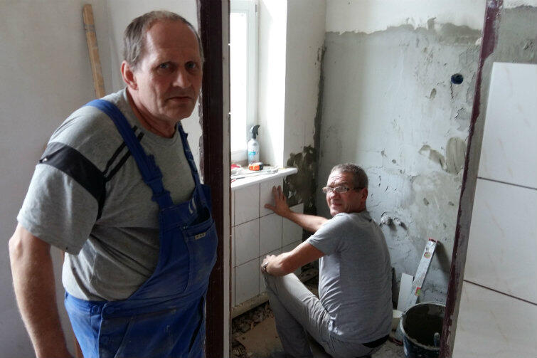 Bogusław Daszkiewicz (z lewej) i Henryk - robotnicy ekipy remontowej GZNK - w trakcie doprowadzania do porządku kolejnego zdewastowanego mieszkania...