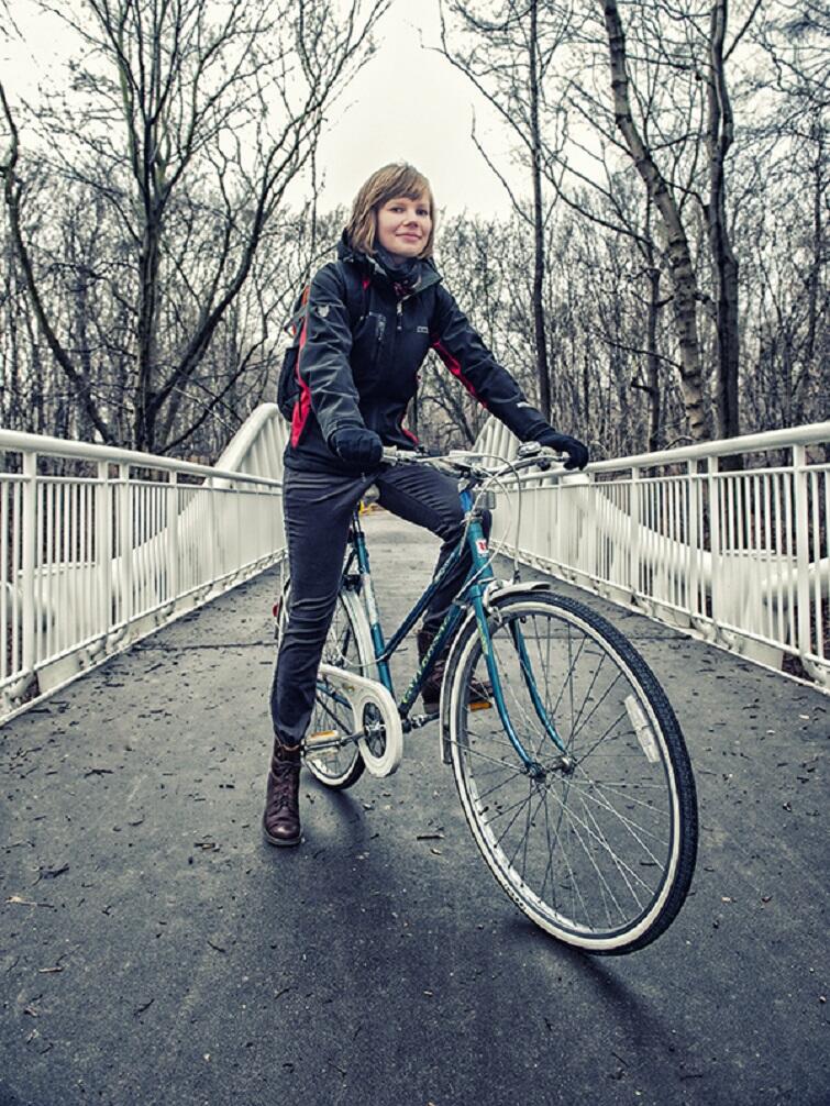 Justyna Malinowska kilka lat temu po prostu nie przestała jeździć na rowerze w zimie. I tak już zostało. Na zdjęciu pozuje na mostku w Gdyni Kolibkach