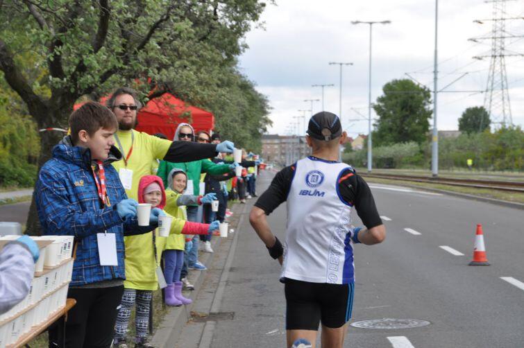 Urzednicy gdańskiego magistratu pomagają podczas PZU Maraton Gdańsk w maju 2016 roku.