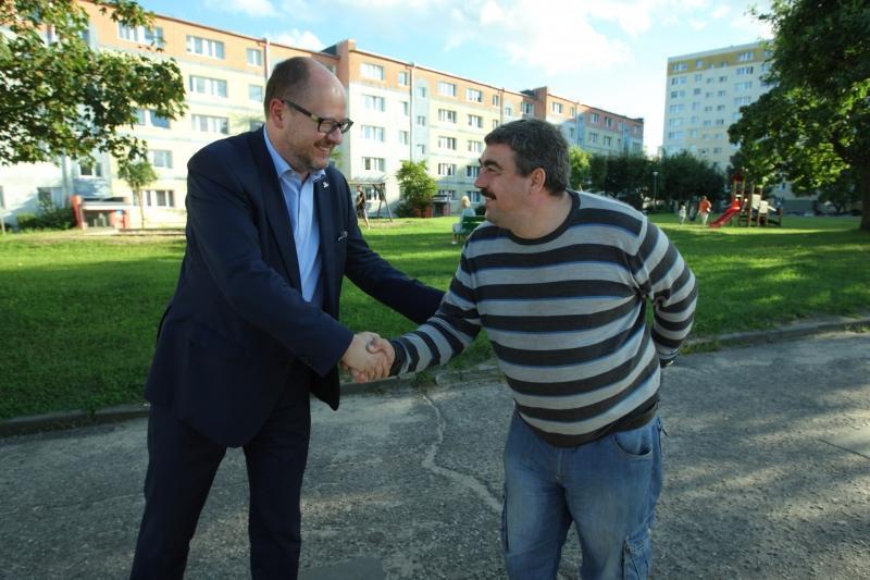 Prezydent Adamowicz i Dariusz Bednarek na zakończenie pogawędki uścisnęli sobie z uśmiechem ręce.