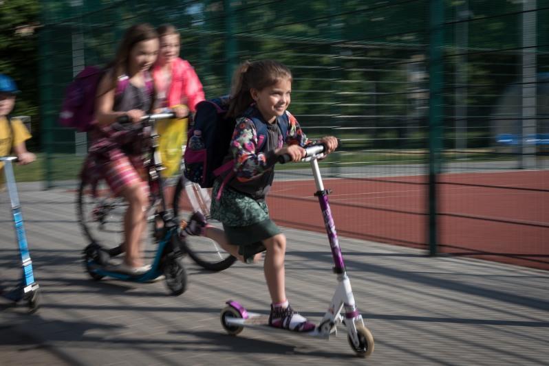Kampania Rowerowy Maj była jednym z tematów rozmów z gośćmi z Olszyna. N.z: gdańska uczennica pędzi do szkoły na hulajnodze