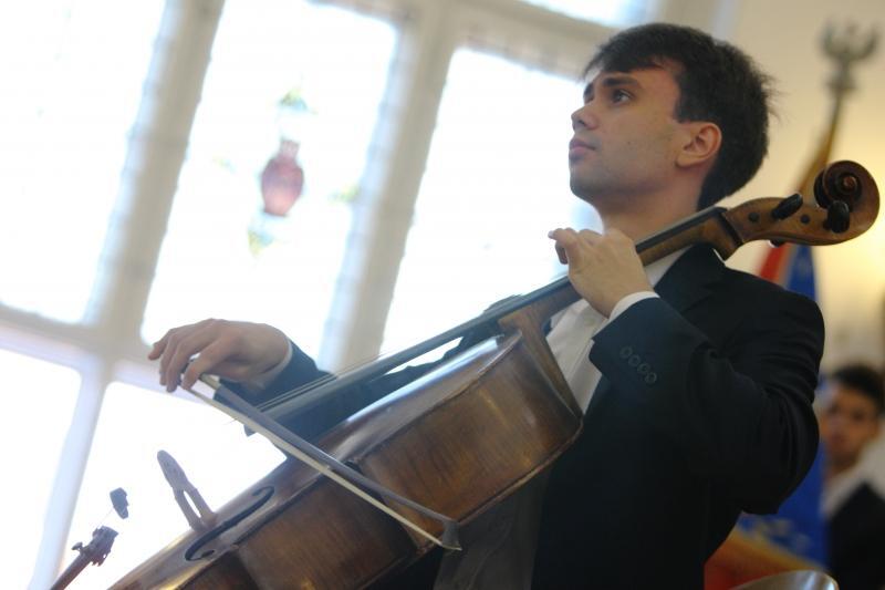 Stypendysta Bartosz Kaczmarski sławi Gdańsk grając na wiolonczeli, chociaż kształci się na inżyniera