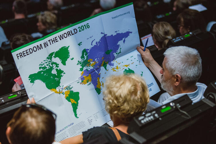 Publiczność w ECS studiuje mapę Wolności na świecie 2016, przygotowaną przez organizację Freedom House. Polska wciąż zielona. Czy zamieni się na pomarańczową (częściowo wolna), bądź fioletową (brak wolności)?