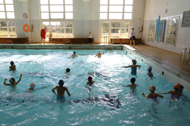 Zajęcia na pływalni basenu przy Szkole Podstawowej nr 42 na Suchaninie.