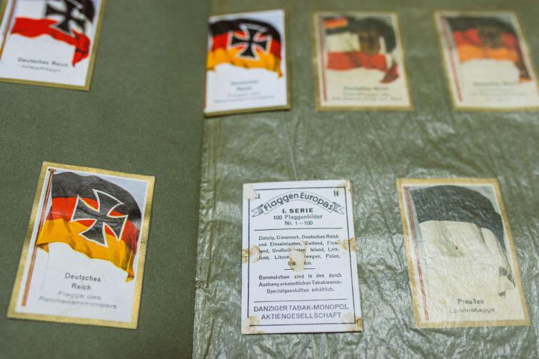 Album z kartami kolekcjonerskimi dołączanymi do paczek papierosów można dziś oglądać w Bibliotece Gdańskiej PAN.