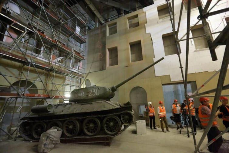Dziennikarze zwiedzają powstającą wystawę. Na zdjęciu sala, w której radziecki czołg T-34 stanie pośród ruin Warszawy.