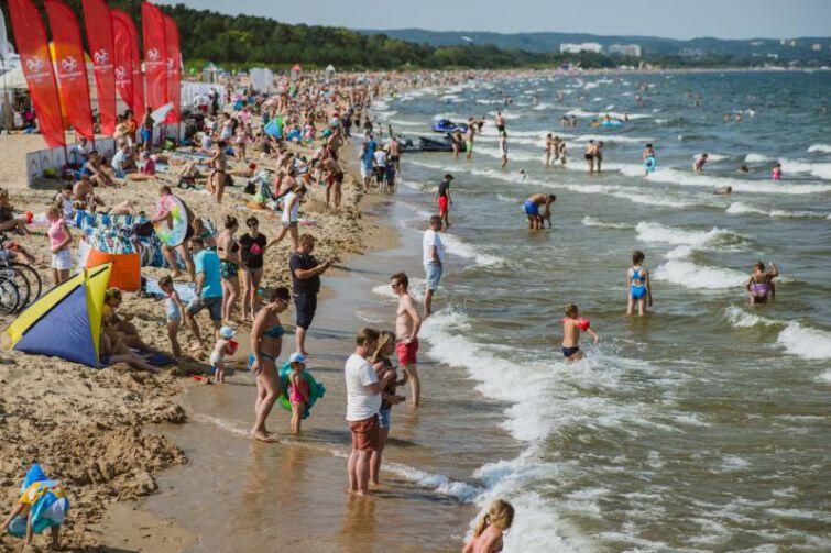Turyści podczas pobytu w Gdańsku szczegónie chętnie odwiedzali plaże - również tę w Brzeźnie.