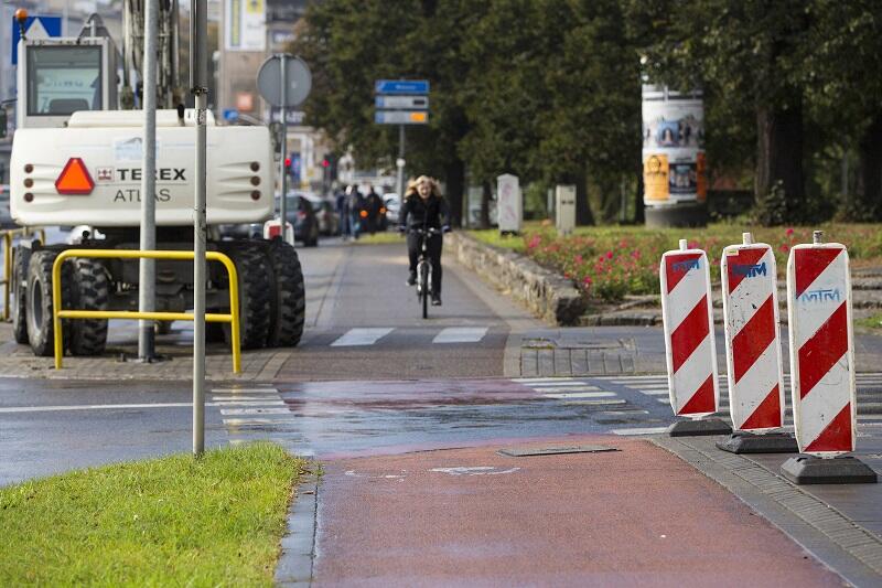 Skrzyżowanie drogi rowerowej przy al. Grunwaldzkiej z ul. Uphagena. Sprzęt drogowy już w pogotowiu
