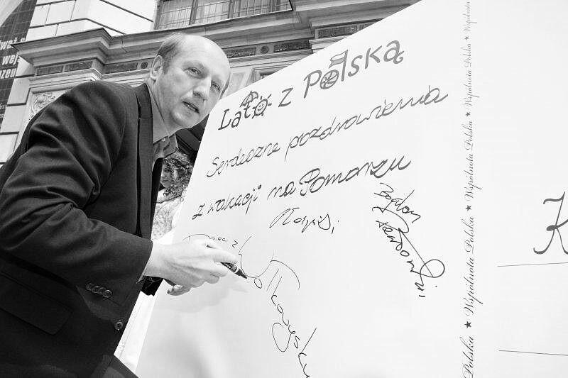 Maciej Płażyński w czerwcu 2009 roku na Długim Targu podczas spotkania z młodzieżą Polonii z dawnych Kresów Wschodnich 