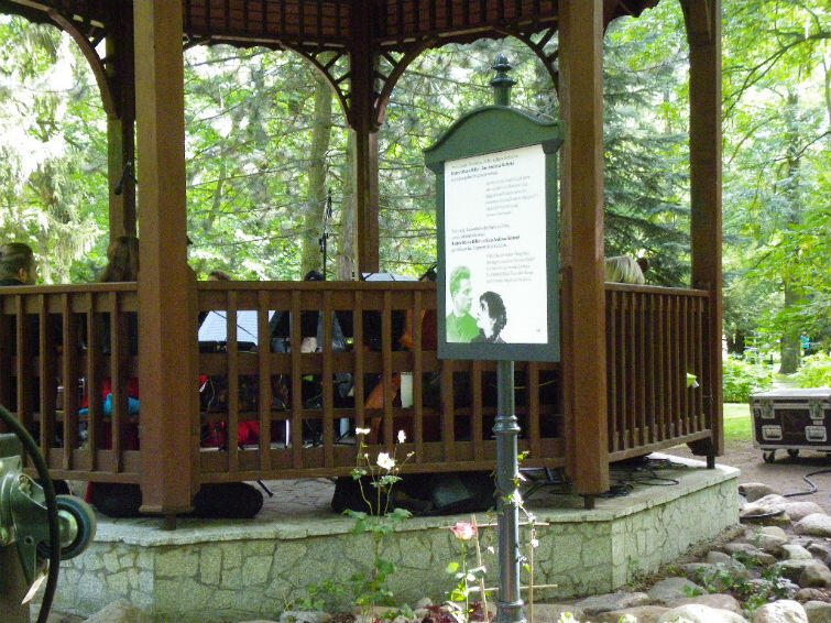 Tablica przed altanką w Parku Oliwskim