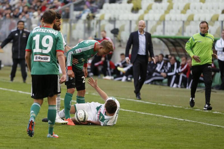 Nerwy: Rzeźniaczak (Legia) krzyczy na Tuszyńskiego (Lechia) w czasie meczu z maja 2014, przegranego przez Lechię 0:1. Trenerem Legii był wtedy Hening Berg. 