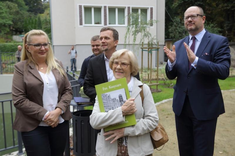 Twórcy Jaśkowego Zakątka (od lewej): Edyta Reguła, Arkadiusz Kowalina, Alicja Malinowska. Brawo bije prezydent Paweł Adamowicz.