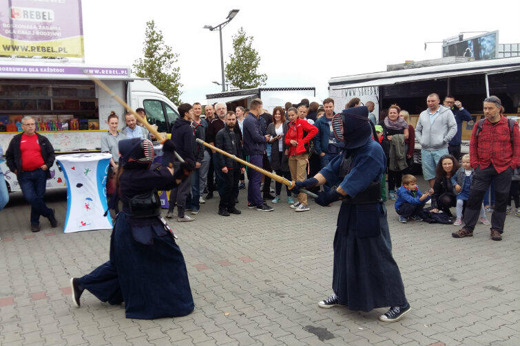 Pokaz walki kendo. Bambusowe miecze ratowały przed nadmiarem atrakcji.