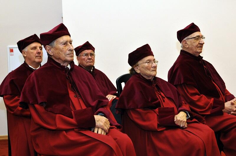 Rektorzy seniorzy Gdańskiego Uniwersytetu Medycznego podczas inauguracji noszą togi w barwie głębokiej czerwieni.
