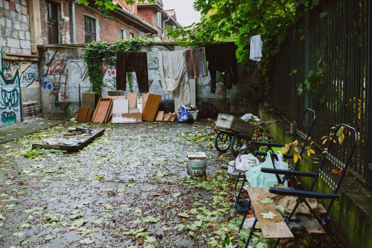 Z impasu wokół terenu przy Kościuszki korzystają bezdomni. 