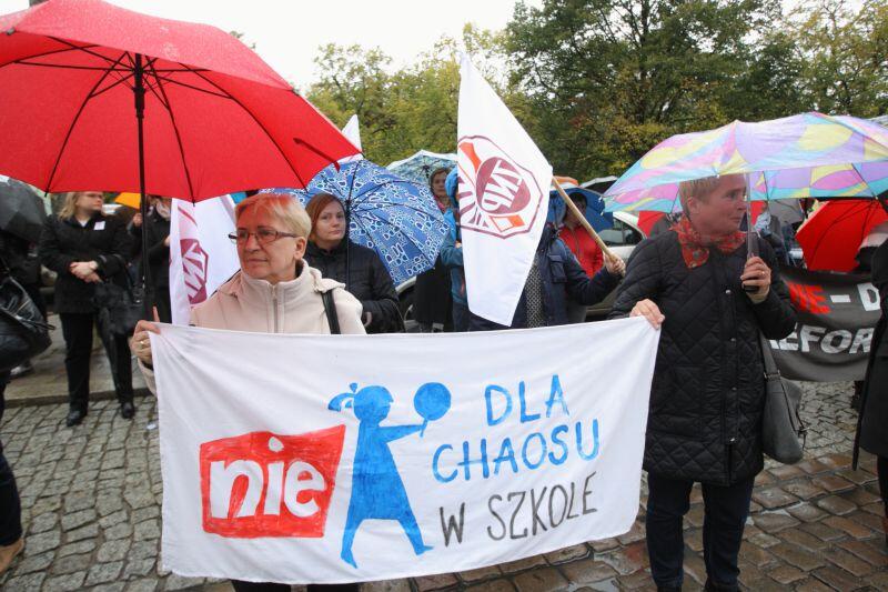 Nauczycielom towarzyszyli podczas manifestacji rodzice, samorządowcy i posłowie PO, Nowoczesnej oraz przedstawiciele partii Razem.