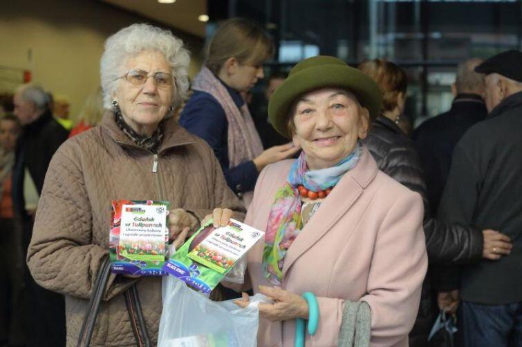 Halina Zwara i Anna Staruszkiewicz już zdobyły cebulki, wiosną tulipany papuzie zakwitną przed gdańskimi Klubami Samopomocy dla osób w podeszłym wieku 