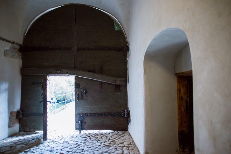Drzwi prowadzące do poterny. XVII.wieczne, po konserwacji można dostrzec zapisaną na nich historię