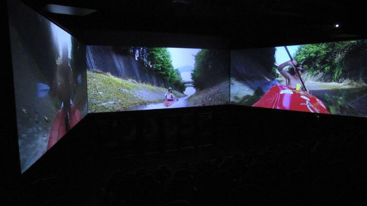 Trzy ekrany podczas pierwszej, piątkowej, projekcji w gdańskim kinie