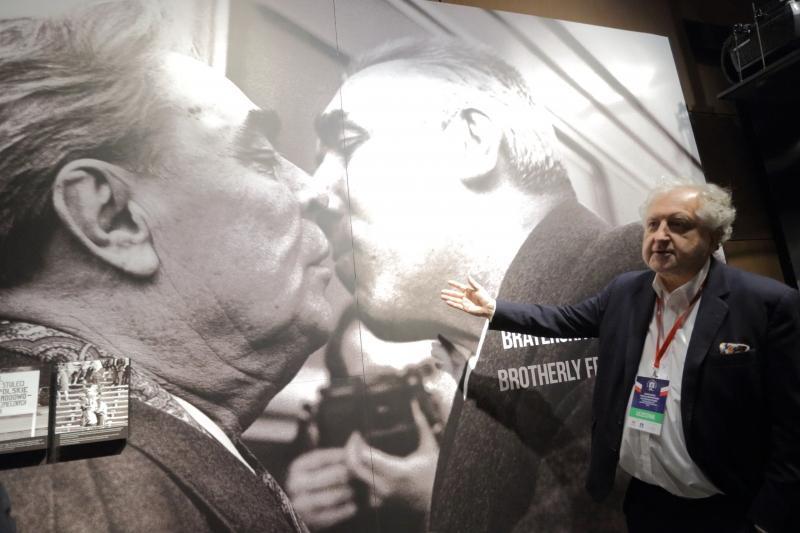 - Pocałunek dwóch bandytów - tak profesor Rzepliński skomentował słynne zdjęcie Gierka i Breżniewa.
