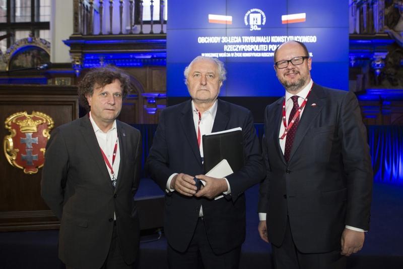 Podczas uroczystości w Dworze Artusa - od lewej: prezydent Sopotu Jacek Karnowski, prezes TK prof. Andrzej Rzepliński, prezydent Gdańska Paweł Adamowicz.
