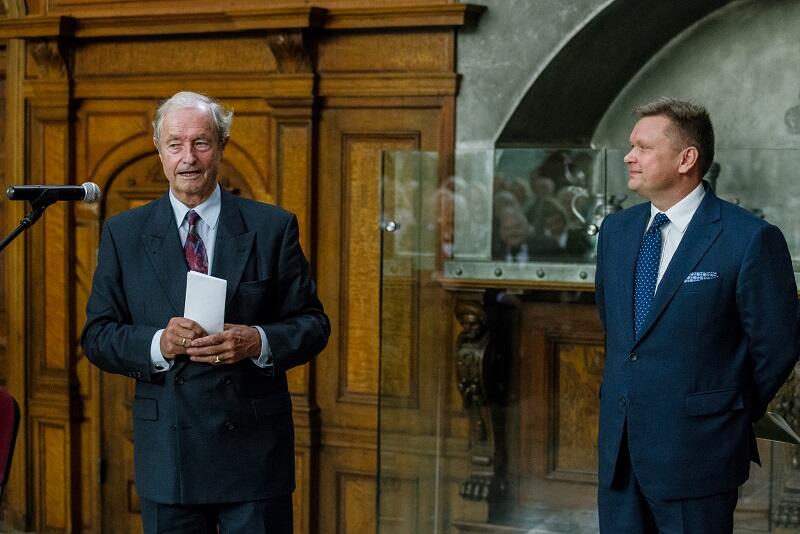 Od lewej Gerd-Dietrich Ewert z Bractwa Czterech Ław Dworu Artusa z Lubeki, Waldemar Ossowski dyrektor Muzeum Historycznego Miasta Gdańska.